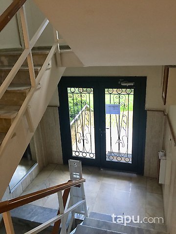 Tarabya Sanatçılar Sitesi'nde Yenilenmiş Yüksek Girişli Kiralık Daire