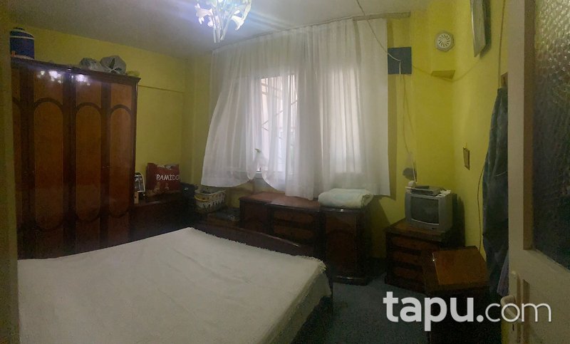 Bornova Kızılay'da Merkezi Konumda 4 Katlı Bina