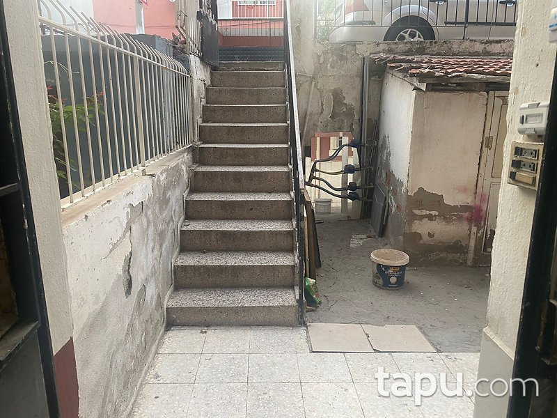 Bornova Kızılay'da Merkezi Konumda 4 Katlı Bina