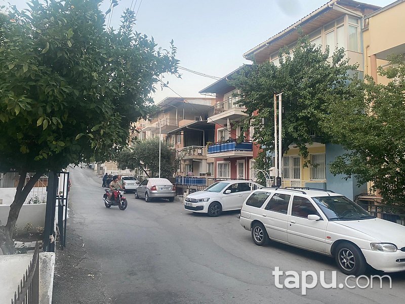 Bornova Kızılay'da Merkezi Konumda 4 Katlı Bina