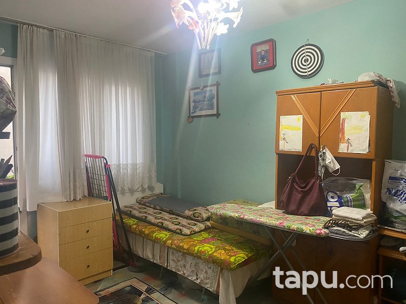 Bornova Kızılay'da Merkezi Konumda 4 Katlı Bina