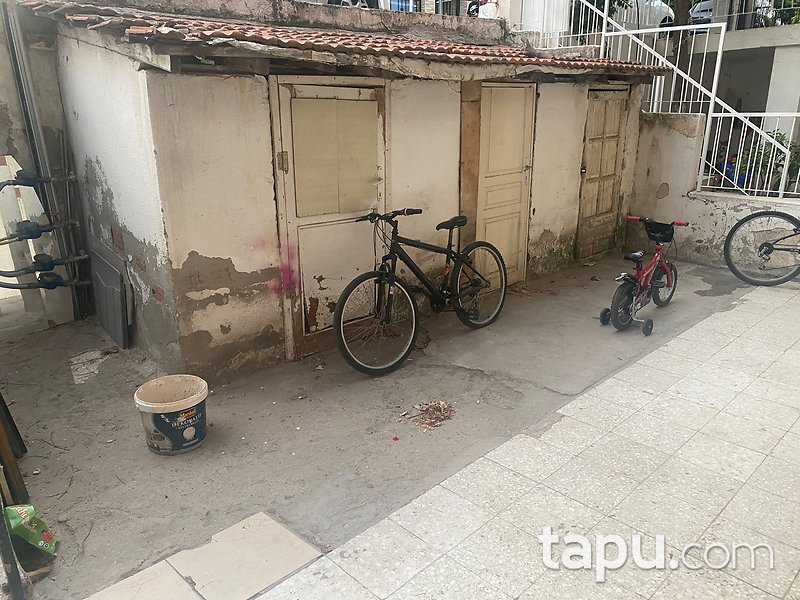 Bornova Kızılay'da Merkezi Konumda 4 Katlı Bina