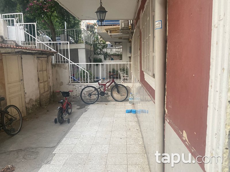 Bornova Kızılay'da Merkezi Konumda 4 Katlı Bina