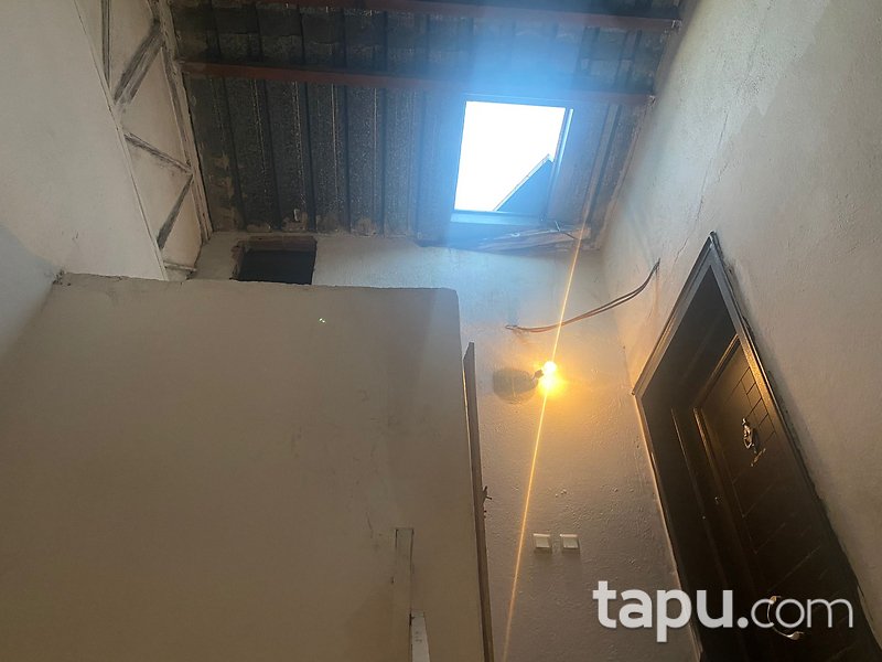 Bornova Kızılay'da Merkezi Konumda 4 Katlı Bina