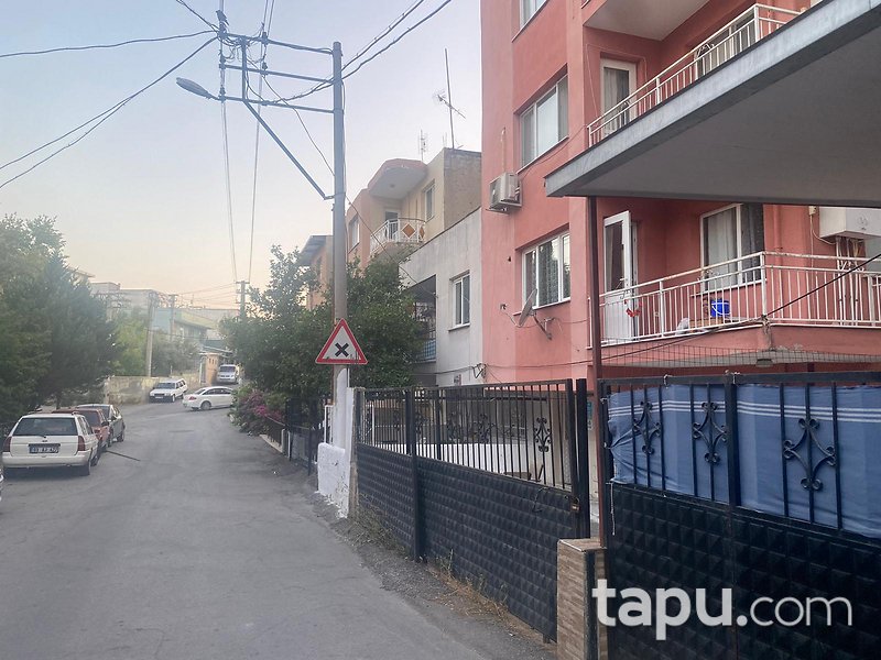 Bornova Kızılay'da Merkezi Konumda 4 Katlı Bina