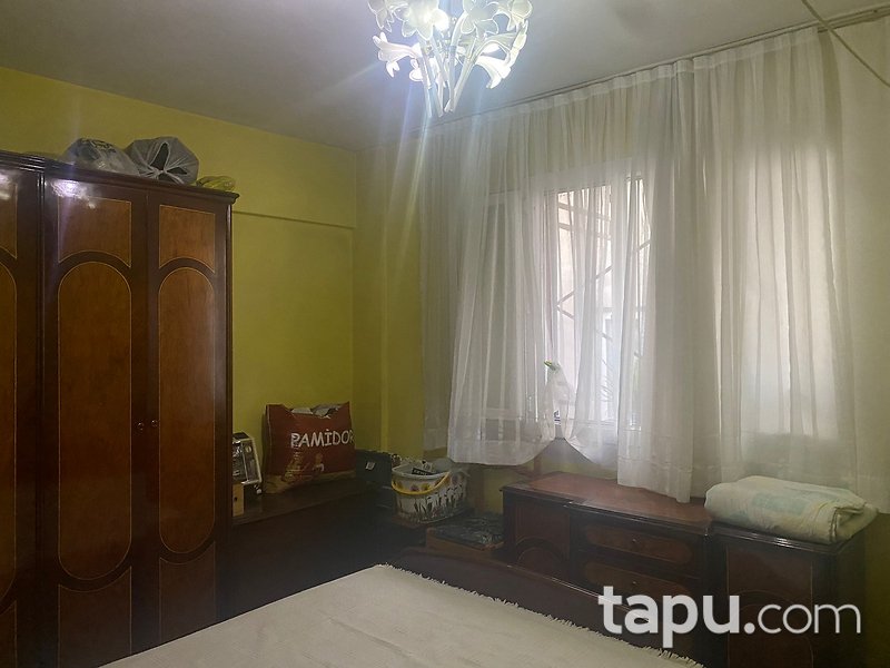 Bornova Kızılay'da Merkezi Konumda 4 Katlı Bina