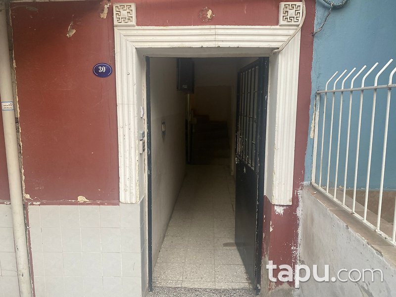 Bornova Kızılay'da Merkezi Konumda 4 Katlı Bina