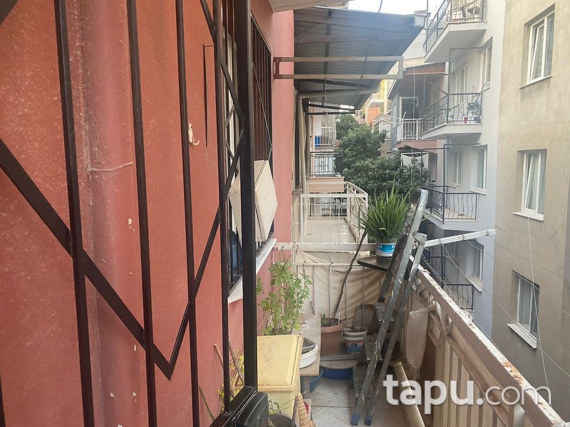 Bornova Kızılay'da Merkezi Konumda 4 Katlı Bina