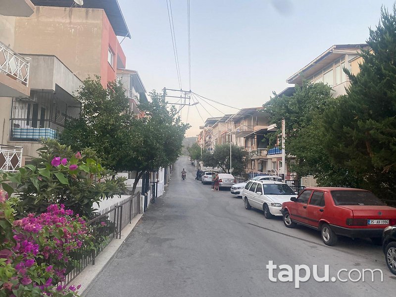 Bornova Kızılay'da Merkezi Konumda 4 Katlı Bina