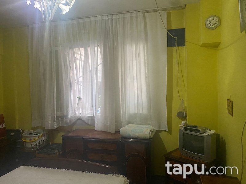 Bornova Kızılay'da Merkezi Konumda 4 Katlı Bina