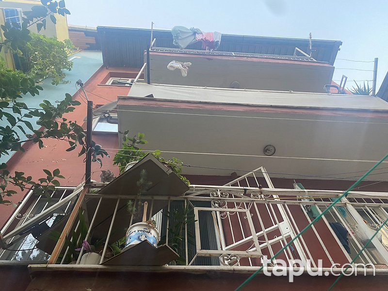 Bornova Kızılay'da Merkezi Konumda 4 Katlı Bina