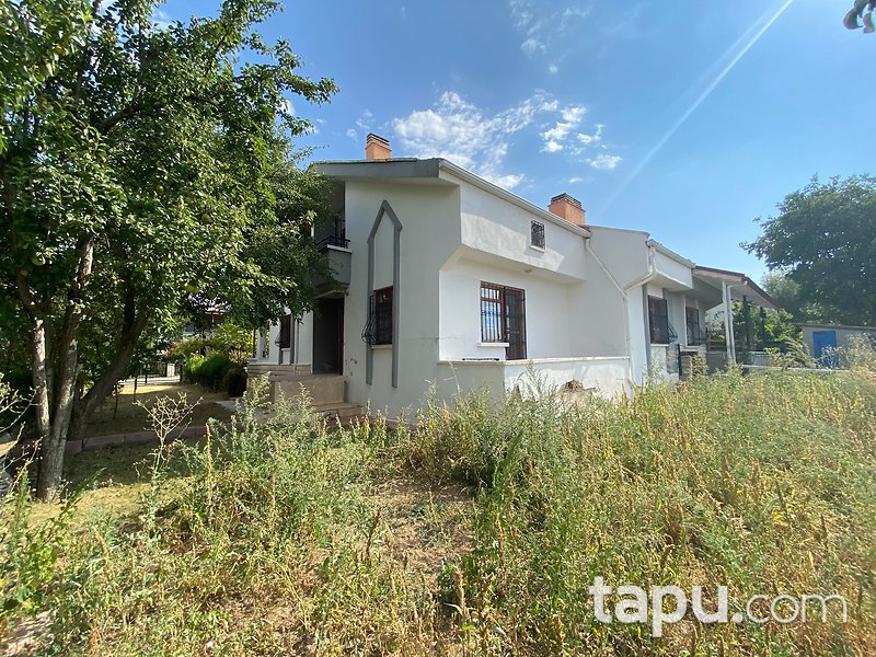 Akyurt Akkent Sitesi'nde Bahçe Kullanımlı 225 m2 Dubleks Daire