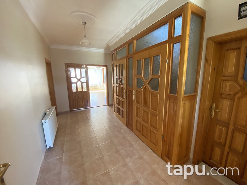 Temelli Bayındır Sitesi'nde Bahçeli Geniş Kullanımlı Villa