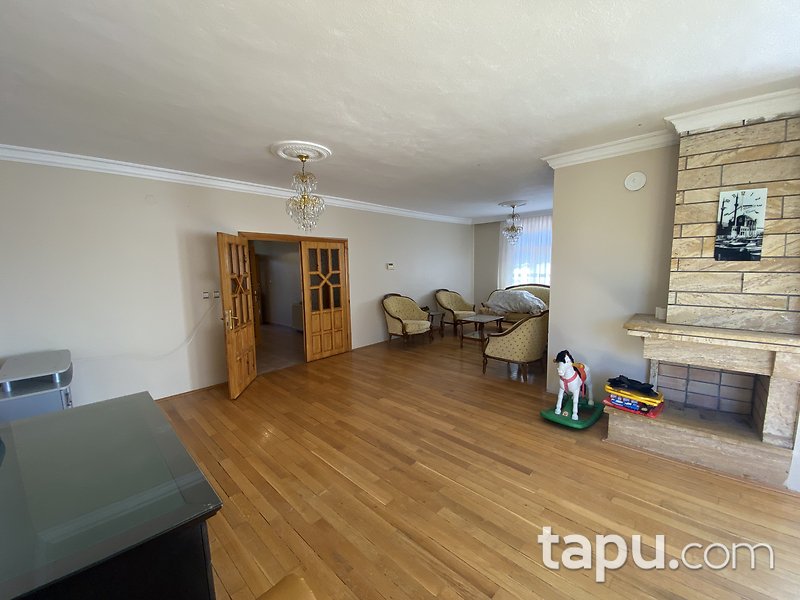 Temelli Bayındır Sitesi'nde Bahçeli Geniş Kullanımlı Villa