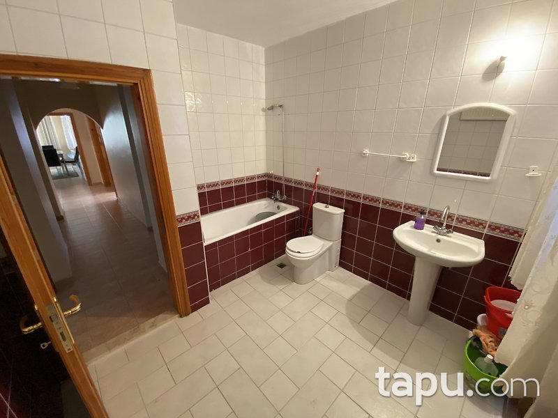 Temelli Bayındır Sitesi'nde Bahçeli Geniş Kullanımlı Villa