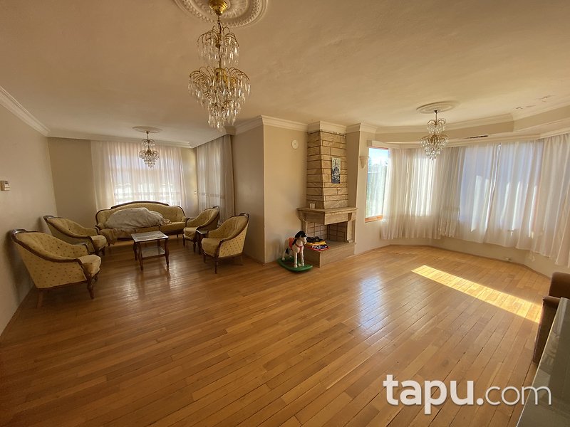 Temelli Bayındır Sitesi'nde Bahçeli Geniş Kullanımlı Villa