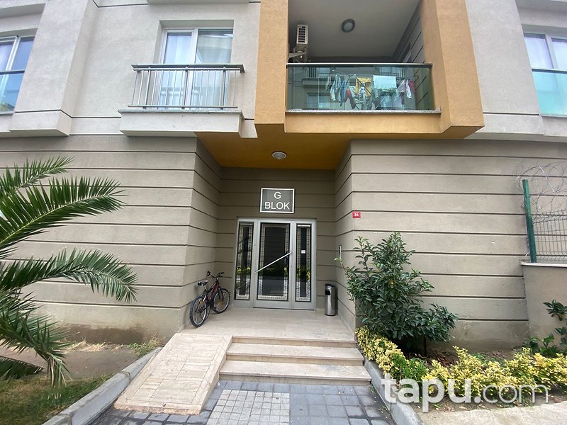 Beylikdüzü Kavaklı'da Şehri Beyaz Sitesi'nde 2+1 Daire