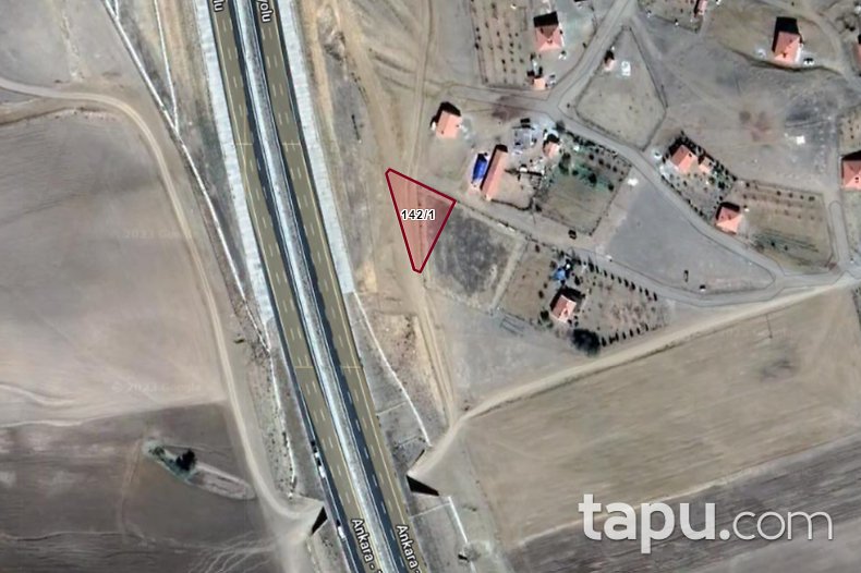 Ankara Niğde Otoyolu Üzerinde 944 m2 Arsa