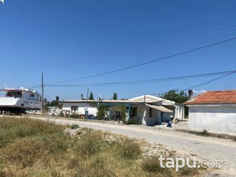 İzmir Seferihisar Sığacık'ta Hisseli 3.580 m2 Kerpiç Damı Olan Tarla (AS-00223)