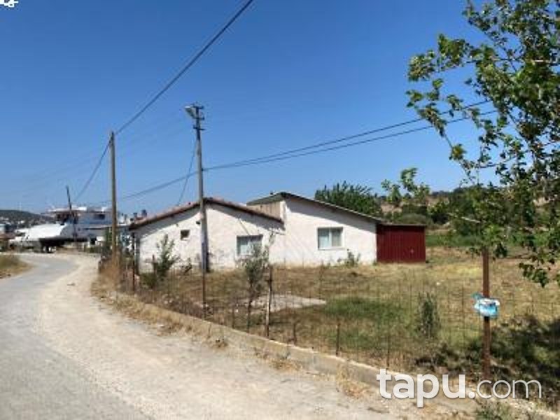 İzmir Seferihisar Sığacık'ta Hisseli 3.580 m2 Kerpiç Damı Olan Tarla (AS-00223)