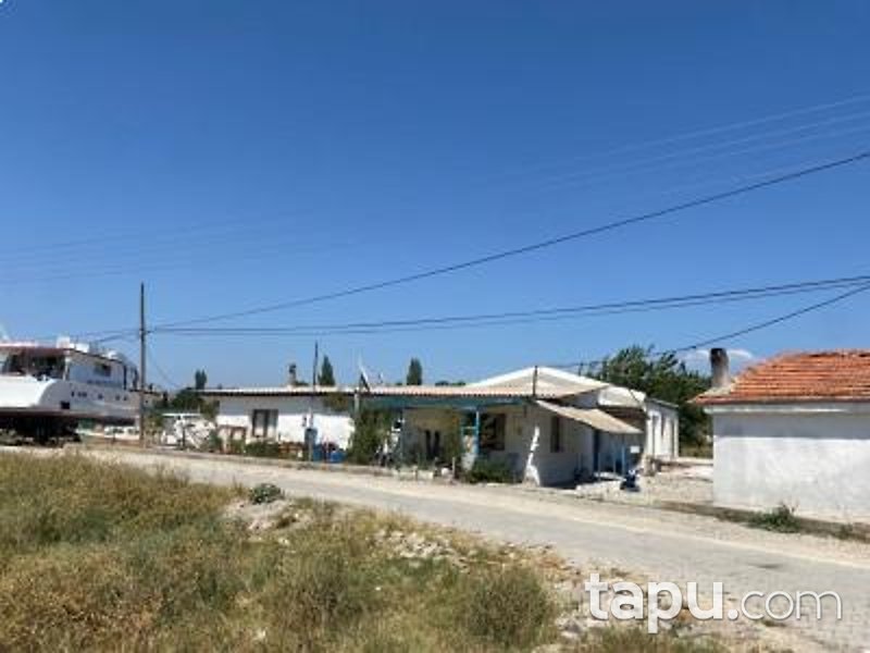 İzmir Seferihisar Sığacık'ta Hisseli 3.580 m2 Kerpiç Damı Olan Tarla (AS-00223)