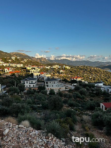 Kaş Gökçeören'de Deniz Manzaralı Hisseli 3.449 m2 Arazi