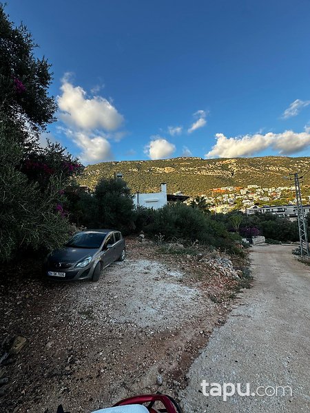 Kaş Gökçeören'de Deniz Manzaralı Hisseli 3.449 m2 Arazi