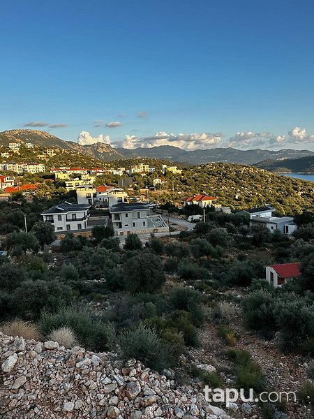 Kaş Gökçeören'de Deniz Manzaralı Hisseli 3.449 m2 Arazi