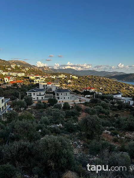 Kaş Gökçeören'de Deniz Manzaralı Hisseli 3.449 m2 Arazi