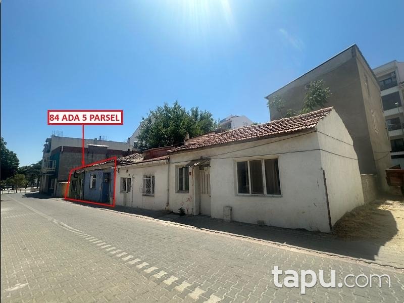 Ezine Camikebir Mahallesi'nde Hisseli 2 Adet Tek Katlı Kargir Yapı (BS-01075)