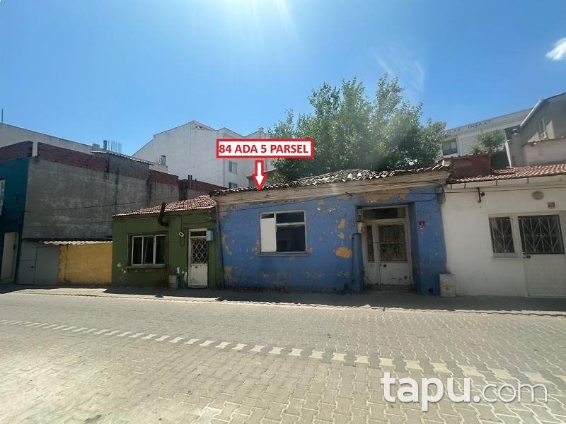 Ezine Camikebir Mahallesi'nde Hisseli 2 Adet Tek Katlı Kargir Yapı (BS-01075)