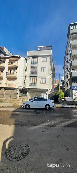 Sultanbeyli Yunus Emre Caddesi'nde 169 m2 Depolu Dükkan