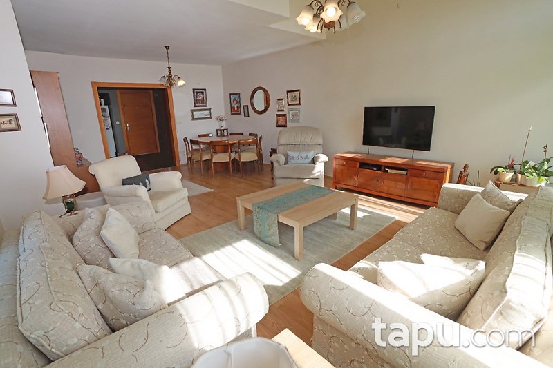 Zekeriyaköy Garanti Koza Çarşı'da Geniş 3,5+1 Çatı Dubleksi