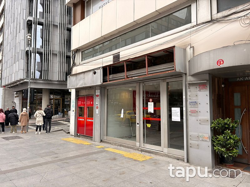 Şişli Halaskargazi Caddesi'nde Kaymakamlık Binası Yanı Depolu Köşe Dükkan