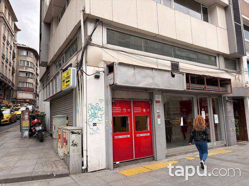 Şişli Halaskargazi Caddesi'nde Kaymakamlık Binası Yanı Depolu Köşe Dükkan