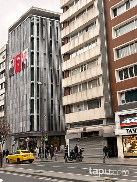 Şişli Halaskargazi Caddesi'nde Kaymakamlık Binası Yanı Depolu Köşe Dükkan