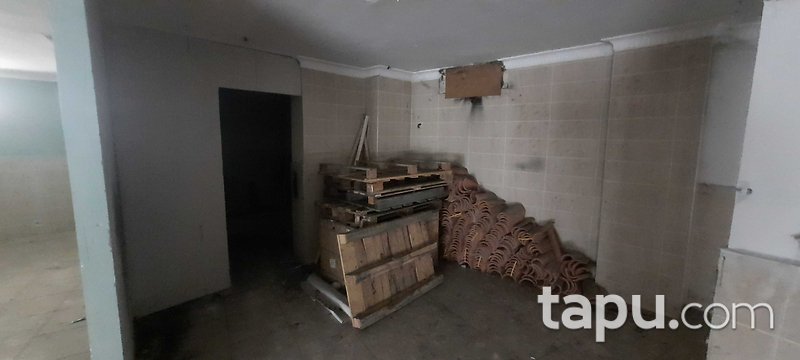Esenyurt Fatih Mahallesi'nde 310 m2 Depolu Dükkan (306315)