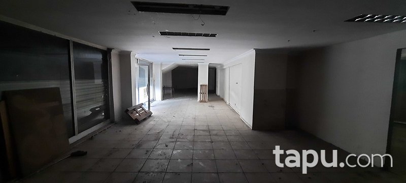 Esenyurt Fatih Mahallesi'nde 310 m2 Depolu Dükkan (306315)