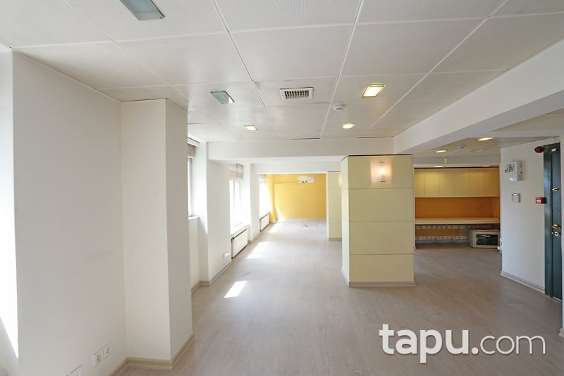 KİRALIK-Mecidiyeköy Merkezde Büyükdere Caddesi'nde Bakımlı Geniş Ofis