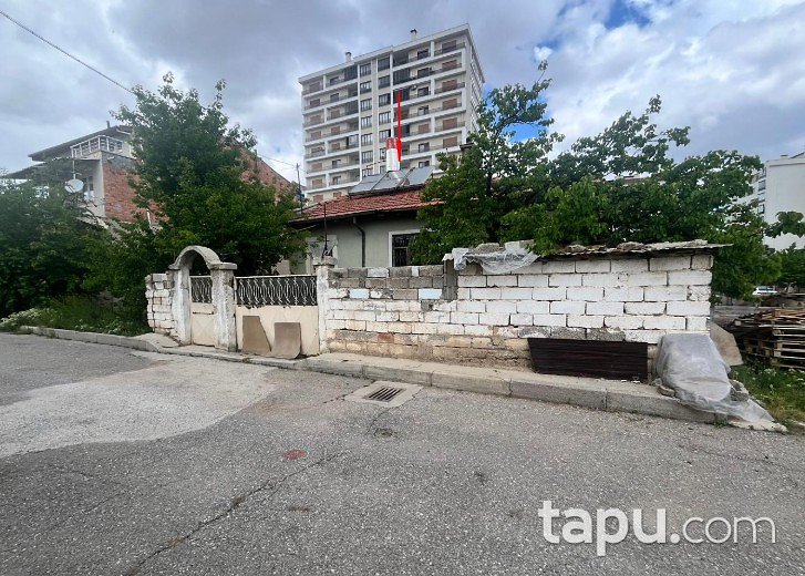 Meram Melikşah Mahallesi'nde Bahçeli Kargir Ev