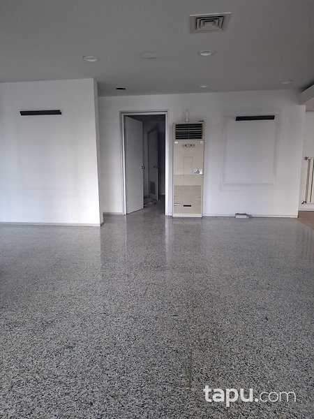 Konak Fevzipaşa Caddesi'nde 446 m2 Dükkan