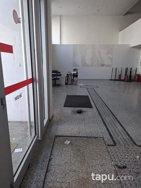 Konak Fevzipaşa Caddesi'nde 446 m2 Dükkan