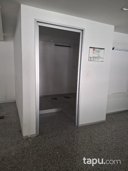 Konak Fevzipaşa Caddesi'nde 446 m2 Dükkan