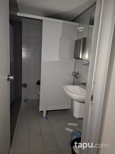 Konak Fevzipaşa Caddesi'nde 446 m2 Dükkan