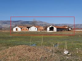 Tokat Turhal Kızkayası Mahallesi'nde 4989 m2 Bina ve Arsası