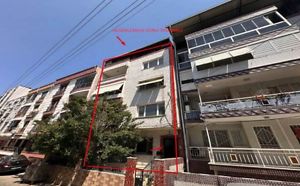 Buca Laleli Mahallesi'nde Hisseli 3 Katlı Bina
