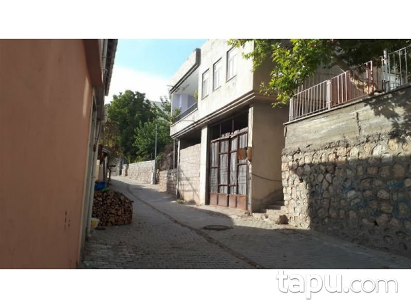 Adıyaman Gerger Kelaşan Mahallesi'nde 323 m2 2 Katlı Bina