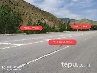 Van Gevaş Kuşluk Mahallesi'nde Kepiç Tek Katlı Ev Ahır ve Bahçesi