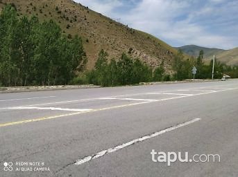Van Gevaş Kuşluk Mahallesi'nde Kepiç Tek Katlı Ev Ahır ve Bahçesi