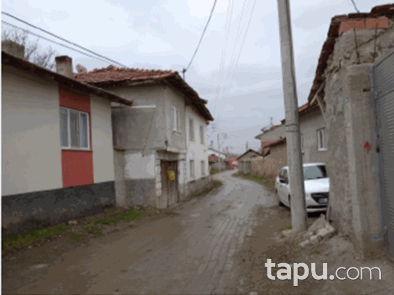 Kütahya Merkez Büyüksaka Mahallesi'nde 272 m2 Ev ve Arsası